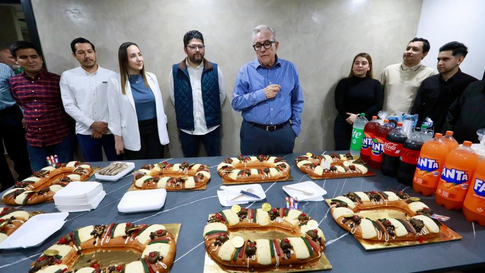 Rocha recorrió varias oficinas de Gobierno para recibir a los trabajadores que reanudaron labores