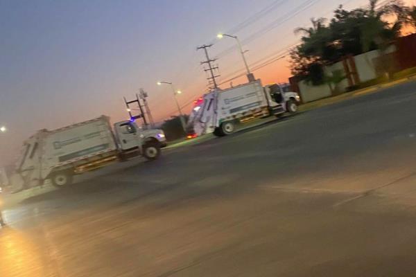 Bloquean la carretera a Imala con 3 camiones recolectores de basura de Culiacán