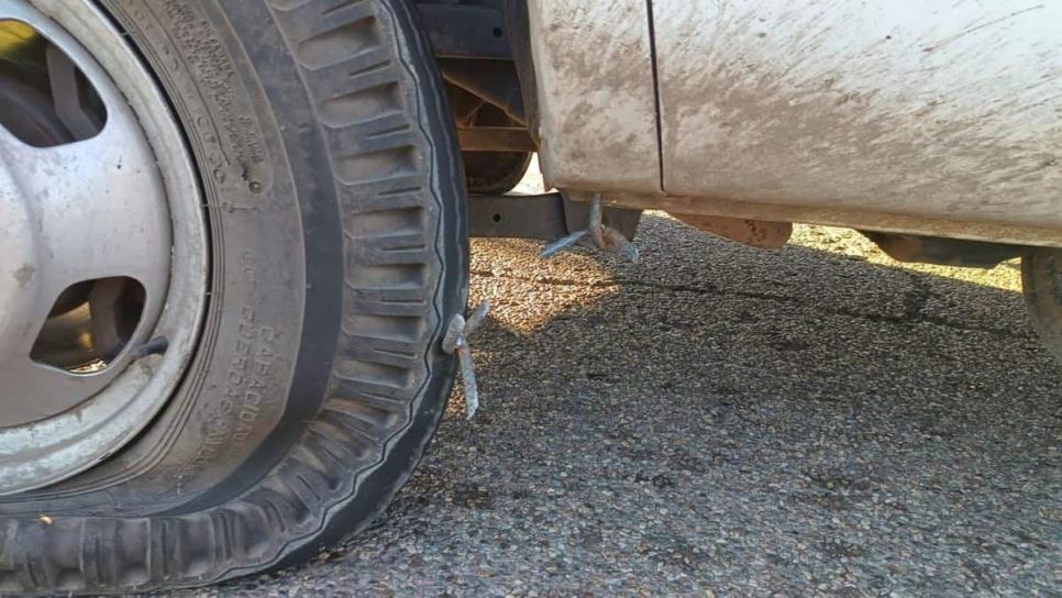 "Ponchallantas" dañan 4 vehículos en la entrada a Costa Rica en Culiacán