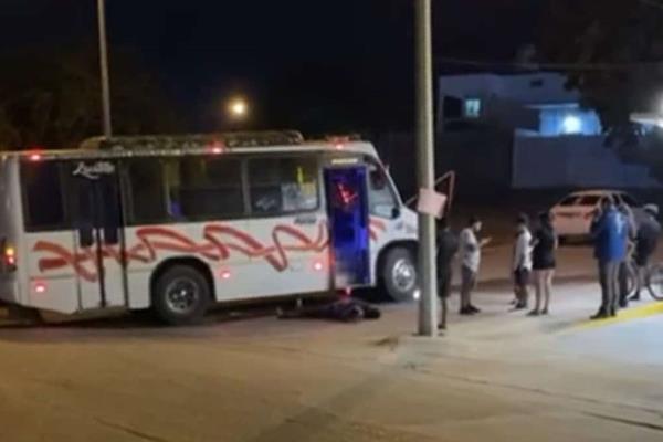 Motociclista termina severamente lesionado tras ser arrollado por camión urbano en Mazatlán