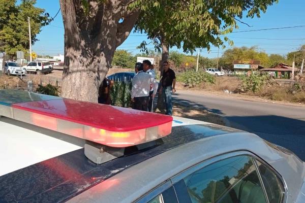 Elementos  de la Unesa rescatan a conductor que cayó al canal de la Stanzab Toscana en Culiacán