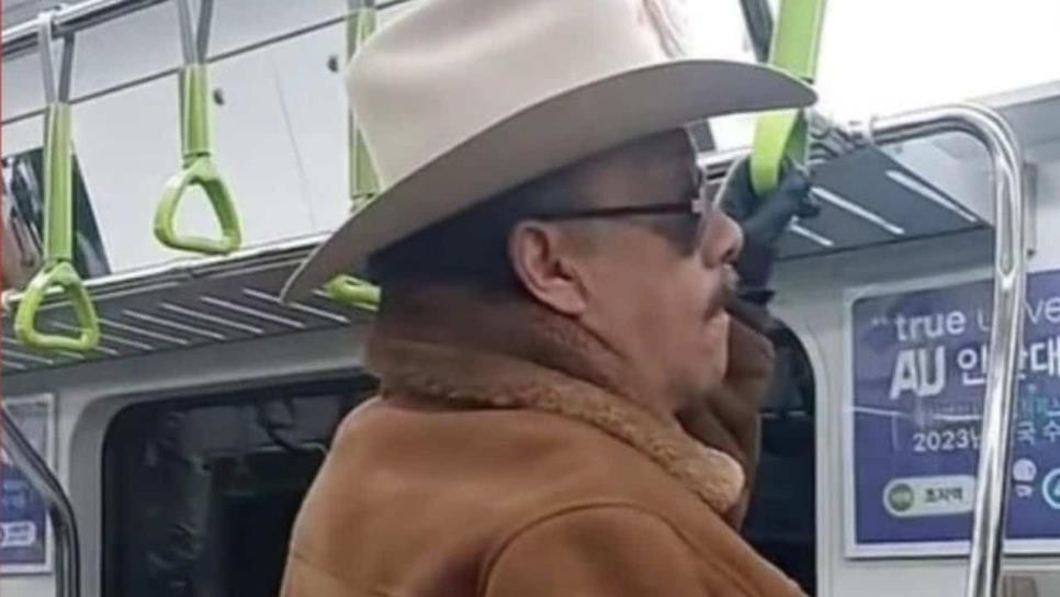 Hombre mexicano viaja en el metro de Corea del Sur utilizando botas y sombrero | VIDEO