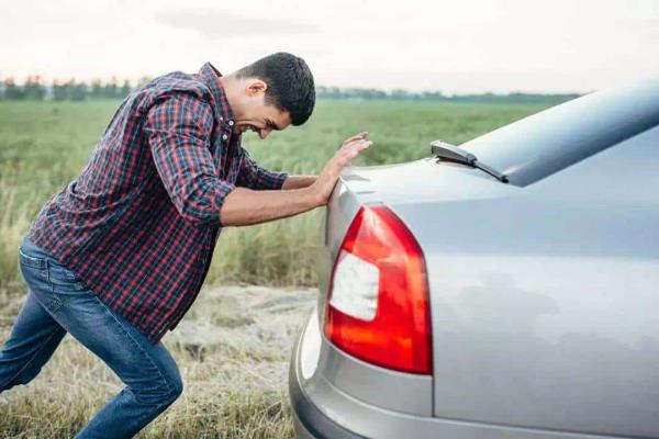 ¿Cómo prender el auto a empujones? Tips de macho alfa para cuando te quedes sin batería