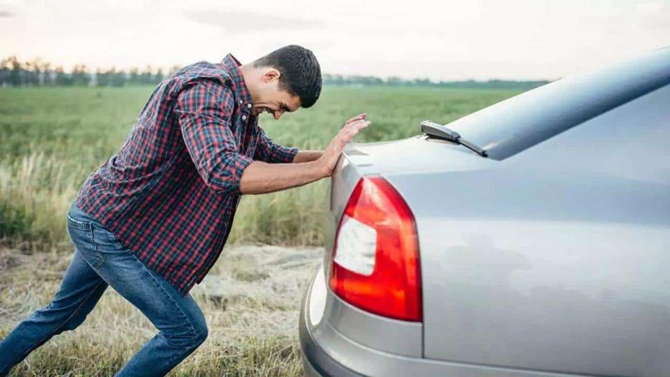 ¿Cómo prender el auto a empujones? Tips de macho alfa para cuando te quedes sin batería