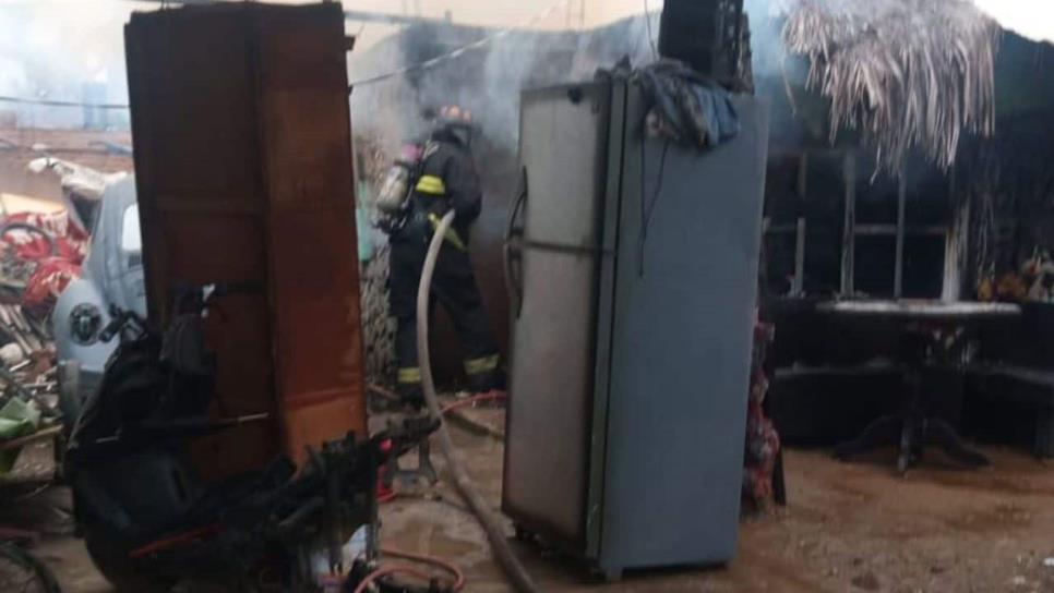 Se incendia taller de laminación y pintura en Hacienda de Urías en Mazatlán; se pierde todo al interior