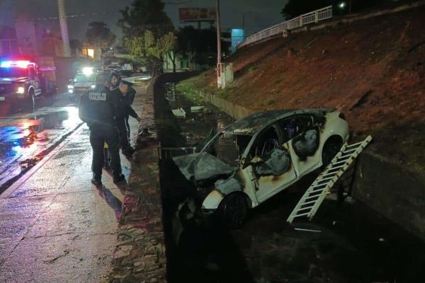 Automóvil se incendia tras caer desde el puente Jorge Almada en Culiacán