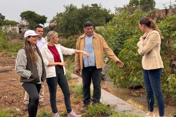 Estrella Palacios supervisa limpieza y desazolve de canales pluviales en Mazatlán, un programa permanente del puerto 