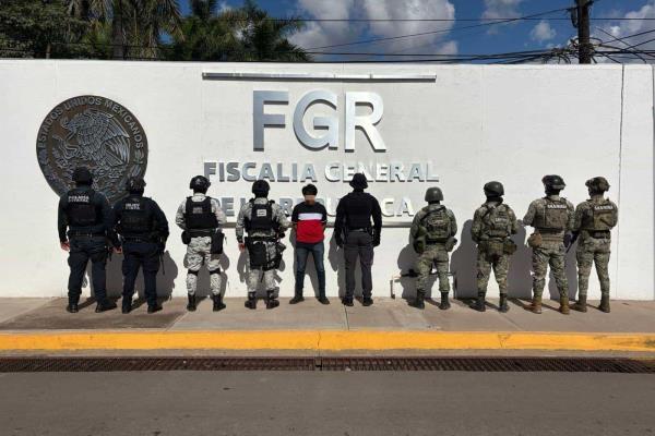 Militares arrestan a persona que traía arma de fuego y droga en Culiacán