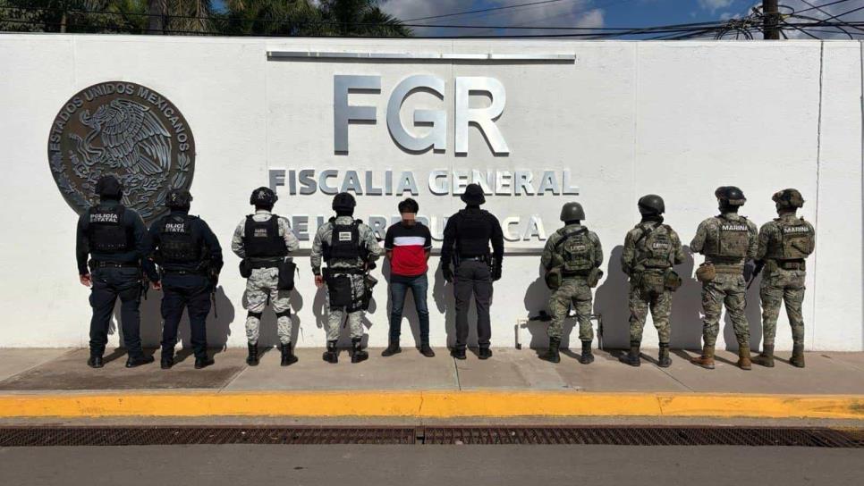 Militares arrestan a persona que traía arma de fuego y droga en Culiacán