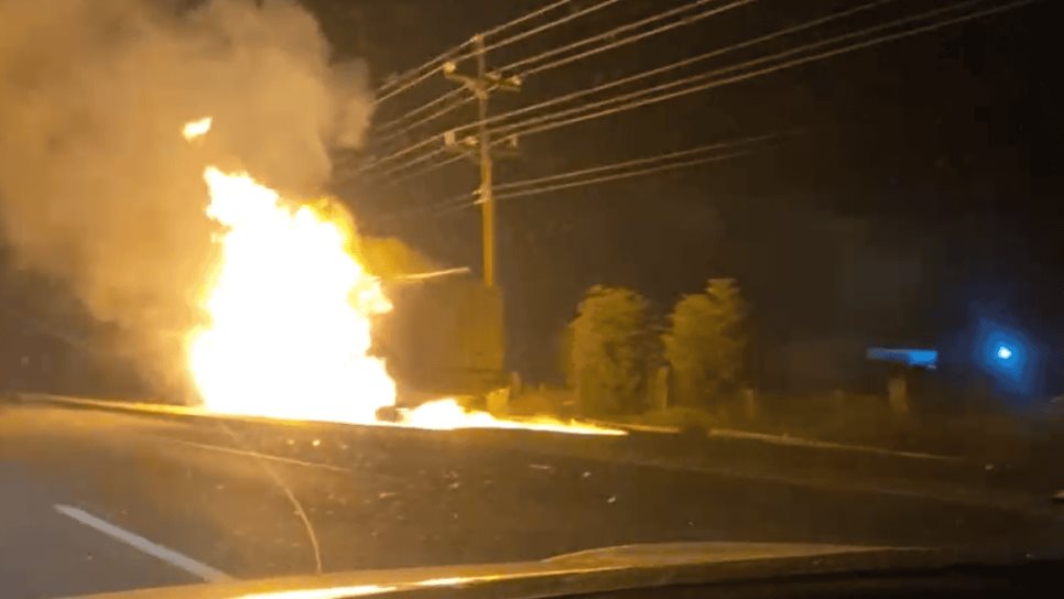 Se incendia camión con químicos para elaborar droga sintética en la sindicatura de Costa Rica, en Culiacán