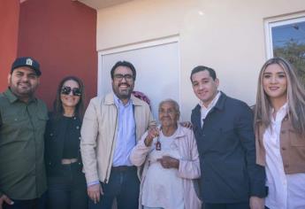 A sus 90 años de edad, Isabel Pérez Morales recibe vivienda de Juan de Dios Gámez