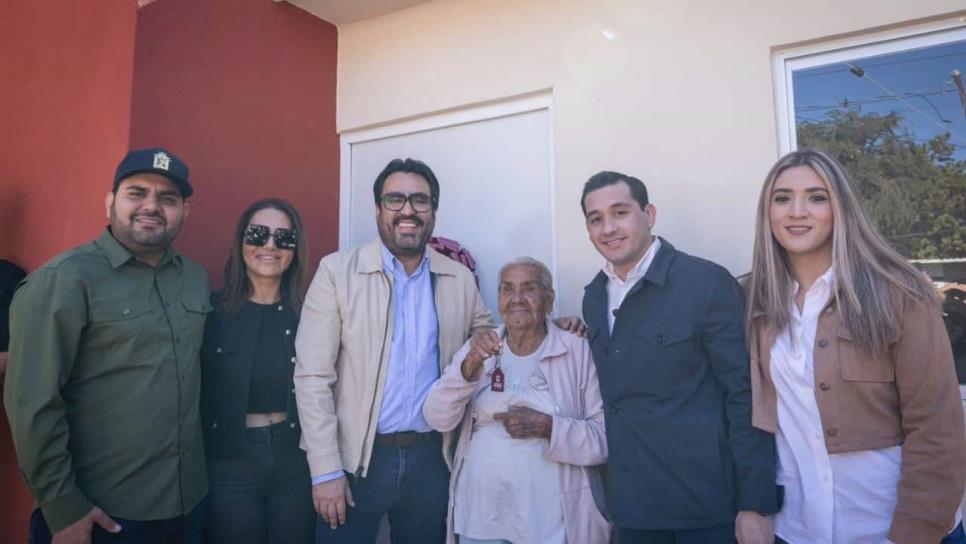 A sus 90 años de edad, Isabel Pérez Morales recibe vivienda de Juan de Dios Gámez