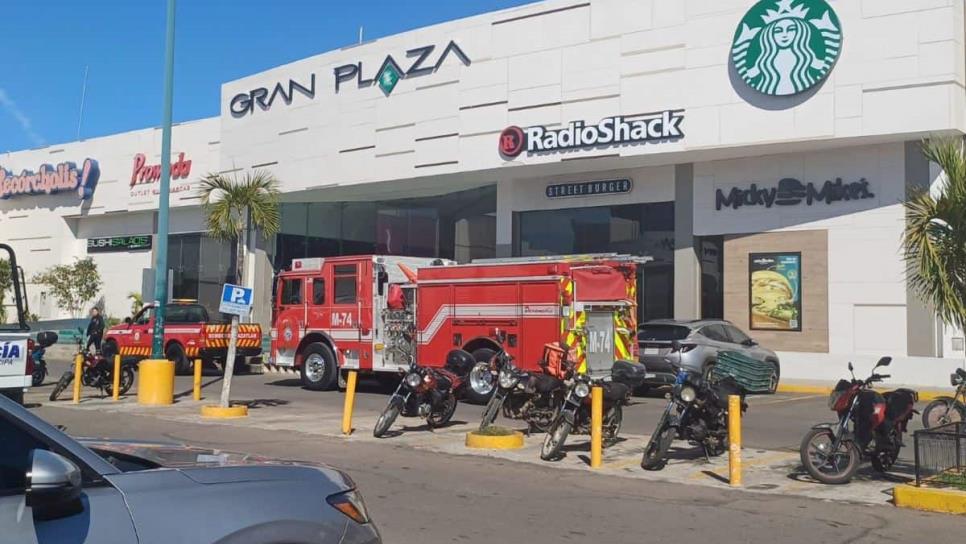 Encapuchados ingresan a plaza comercial y queman local de tortas; se dice que es del hermano de un influencer