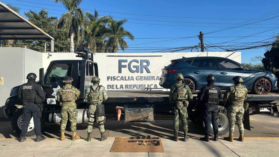 Militares aseguran un vehículo Cupra con un arma de fuego y cargadores en Portalegre en Culiacán