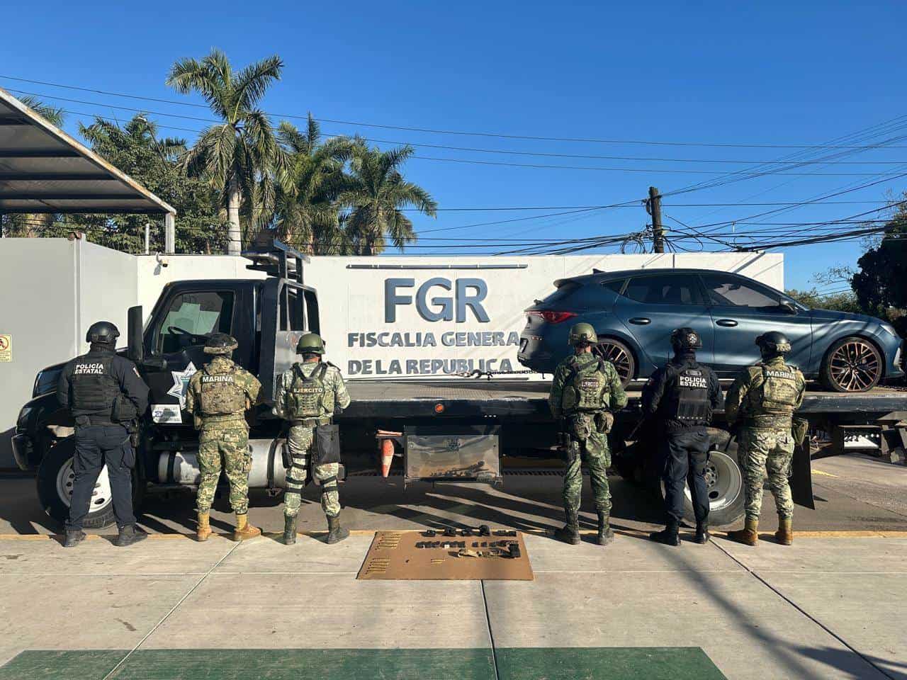 Militares aseguran un vehículo Cupra con un arma de fuego y cargadores en Portalegre en Culiacán