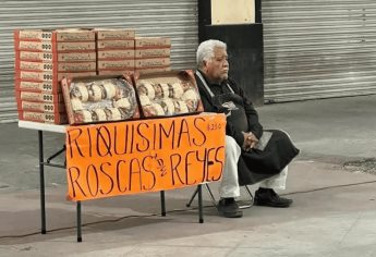 Vendedor de roscas conmueve por bajas ventas; internautas lo apoyan