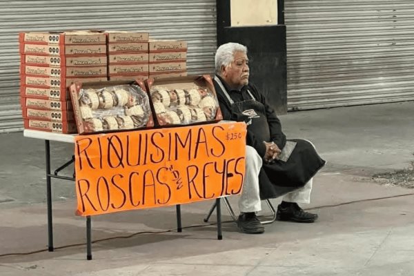 Vendedor de roscas conmueve por bajas ventas; internautas lo apoyan