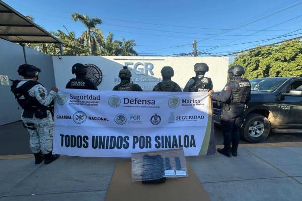 Militares auxilian a un conductor; pero traía chaleco táctico y cargadores en Culiacán