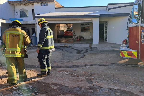 Se incendia vehículo en la colonia Cima del Humaya en Culiacán