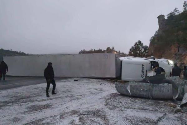 Cierran la carretera Mazatlán-Durango tras accidente causado por las bajas temperaturas