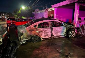 Carro se incendia en la colonia Felipe Ángeles en Culiacán; menor arrojó un cuete