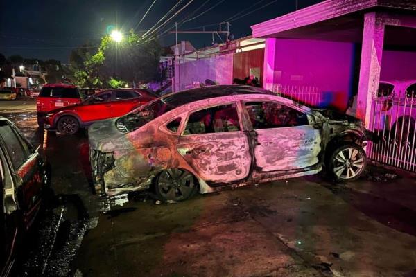 Carro se incendia en la colonia Felipe Ángeles en Culiacán; menor arrojó un cuete