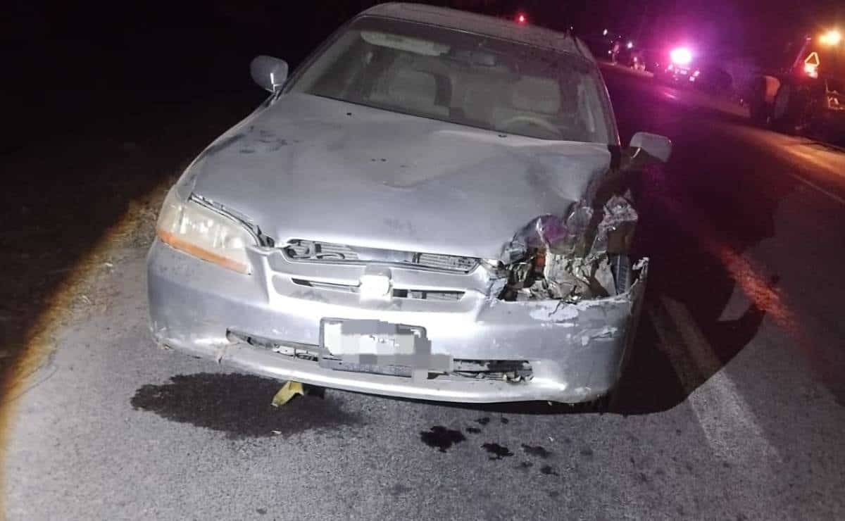 Camioneta modificada estilo Cybertruck termina en dren tras chocar con un sedán en Guasave