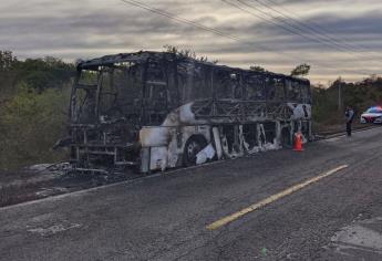 Se incendia autobús de pasajeros por la México 15 cerca de Palmillas, Escuinapa