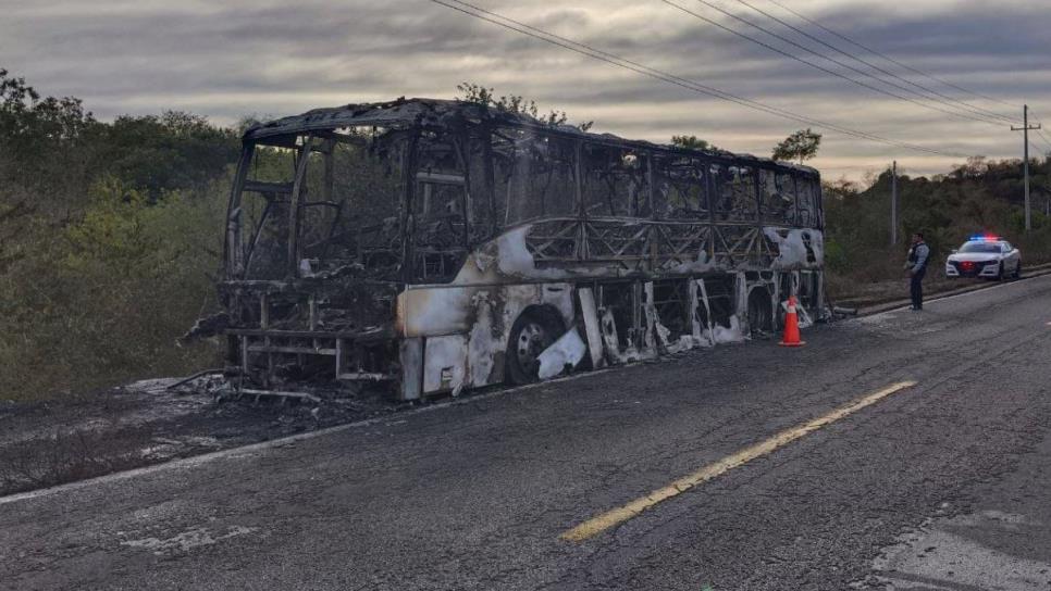 Se incendia autobús de pasajeros por la México 15 cerca de Palmillas, Escuinapa