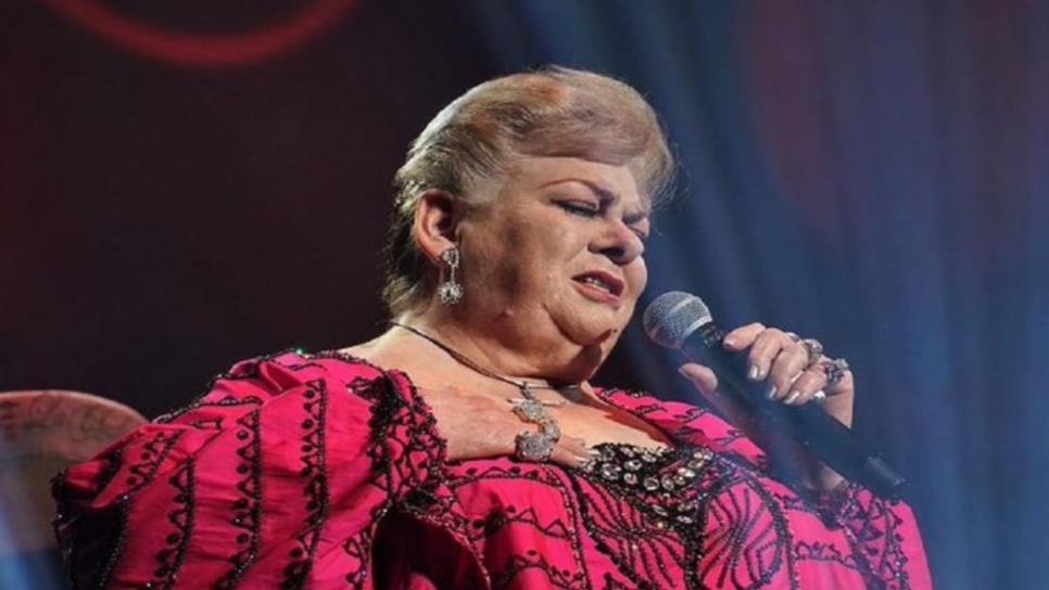 Paquita la del Barrio presenta dificultades físicas en firma de autógrafos | VIDEO