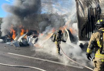 Se incendia tráiler con mercancía en el kilómetro 17 de la autopista Mazatlán-Culiacán