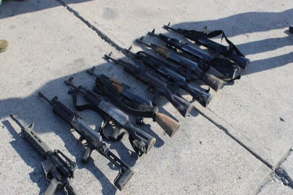 Fuerzas federales detienen a 5 personas con arsenal y liberan a dos secuestrados en la Sierra de Mazatlán
