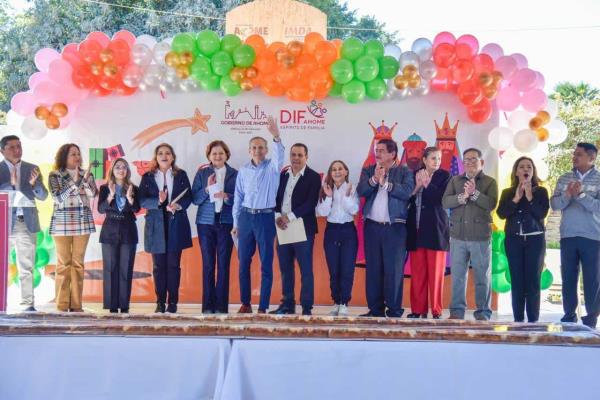Gerardo Vargas celebra Día de Reyes con niños de la primaria del ejido Macapul