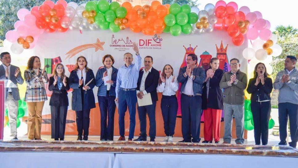 Gerardo Vargas celebra Día de Reyes con niños de la primaria del ejido Macapul