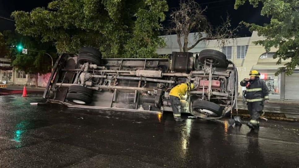 Vuelca pipa tras chocar en el centro de Culiacán