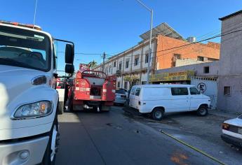 Incendio en una congeladora abandonada causa pánico y caos vial en el centro de Los Mochis