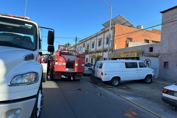 Incendio en una congeladora abandonada causa pánico y caos vial en el centro de Los Mochis