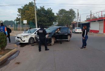 Mujer se pasa un alto, provoca choque y termina lesionada en Los Mochis