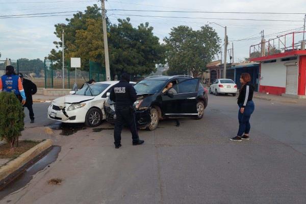 Mujer se pasa un alto, provoca choque y termina lesionada en Los Mochis