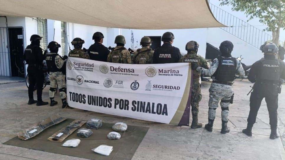 "Cuernos de chivo" y fuerte arsenal es decomisado en panteón de San Ignacio