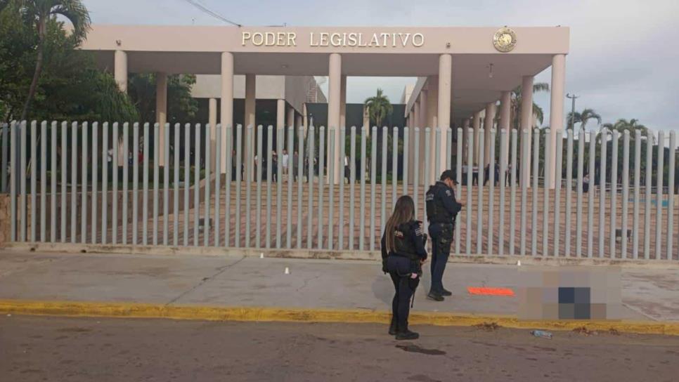 Ejecutan a expolicía afuera del Congreso del Estado en Culiacán; le dejan un mensaje