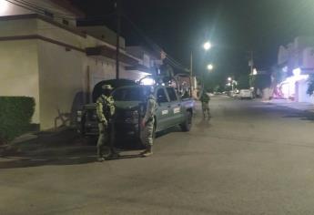 Autoridades aseguran un vehículo y cargadores en operativo en una vivienda en Culiacán