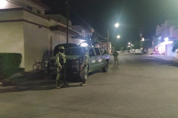 Autoridades aseguran un vehículo y cargadores en operativo en una vivienda en Culiacán