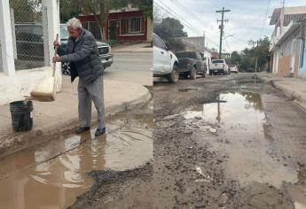 Don Melitón de 81 años lucha con una fuga de agua desde hace 3 meses; JAPAMA no da solución