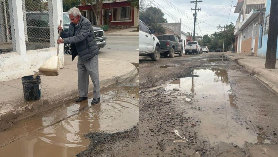 Don Melitón de 81 años lucha con una fuga de agua desde hace 3 meses