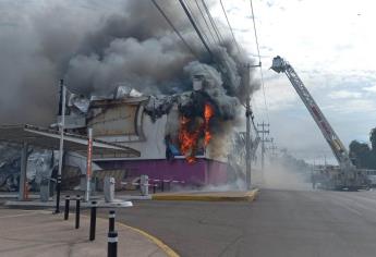 Hombre de 38 años resulta lesionado tras fuerte incendio en negocio de trampolines de Culiacán