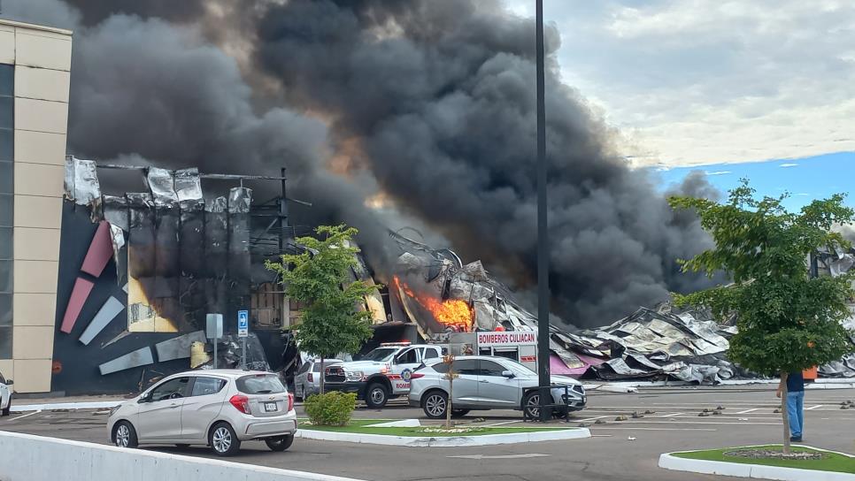 Trabajadores de plaza Cinépolis viven terror durante incendio en Culiacán