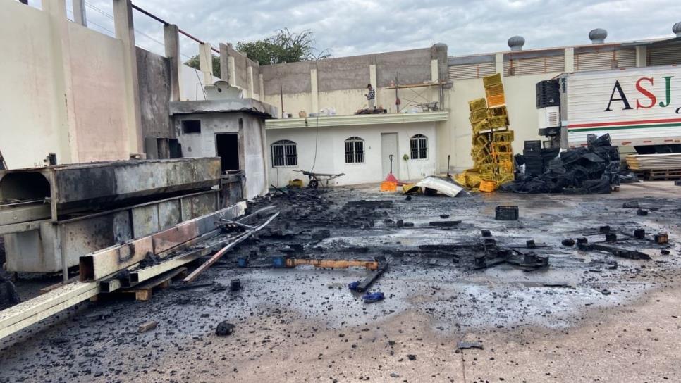 Se prende una bodega en la colonia Miguel de la Madrid en Culiacán