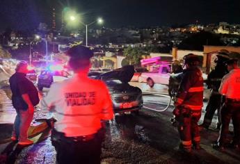 Se prende carro de modelo reciente por la avenida Álvaro Obregón en Culiacán