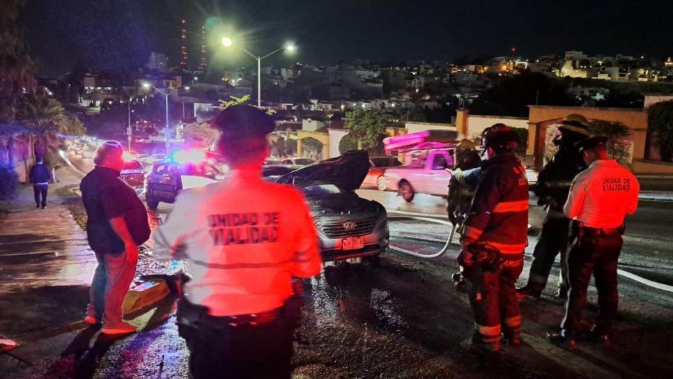 Se prende carro de modelo reciente por la avenida Álvaro Obregón en Culiacán